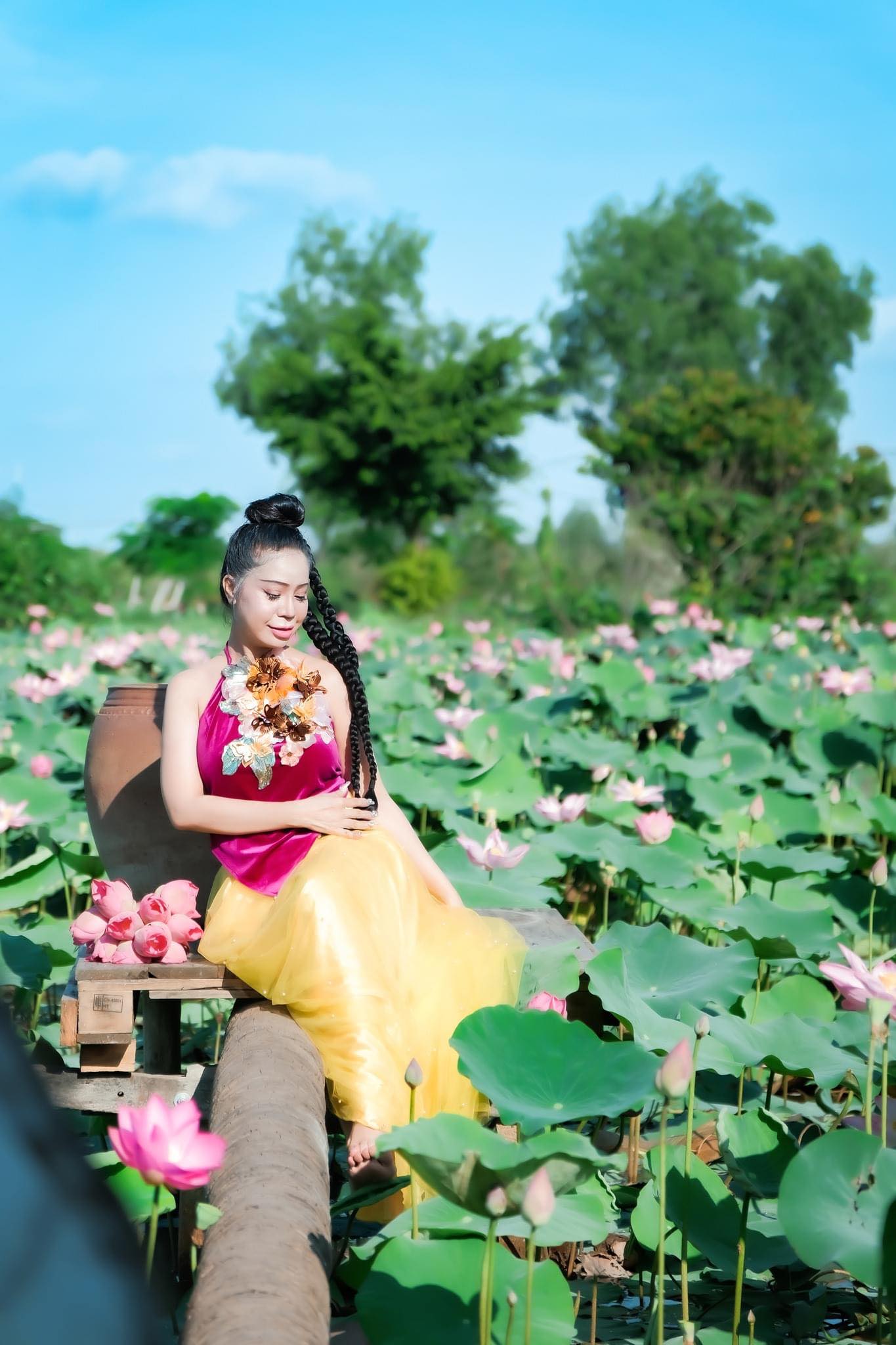 Hoa hậu Thanh Hằng Chụp Ảnh Sen Cùng Yếm Ngọc Ngà – Vẻ Đẹp Lung Linh Mê Mẩn 11 thanh hang17